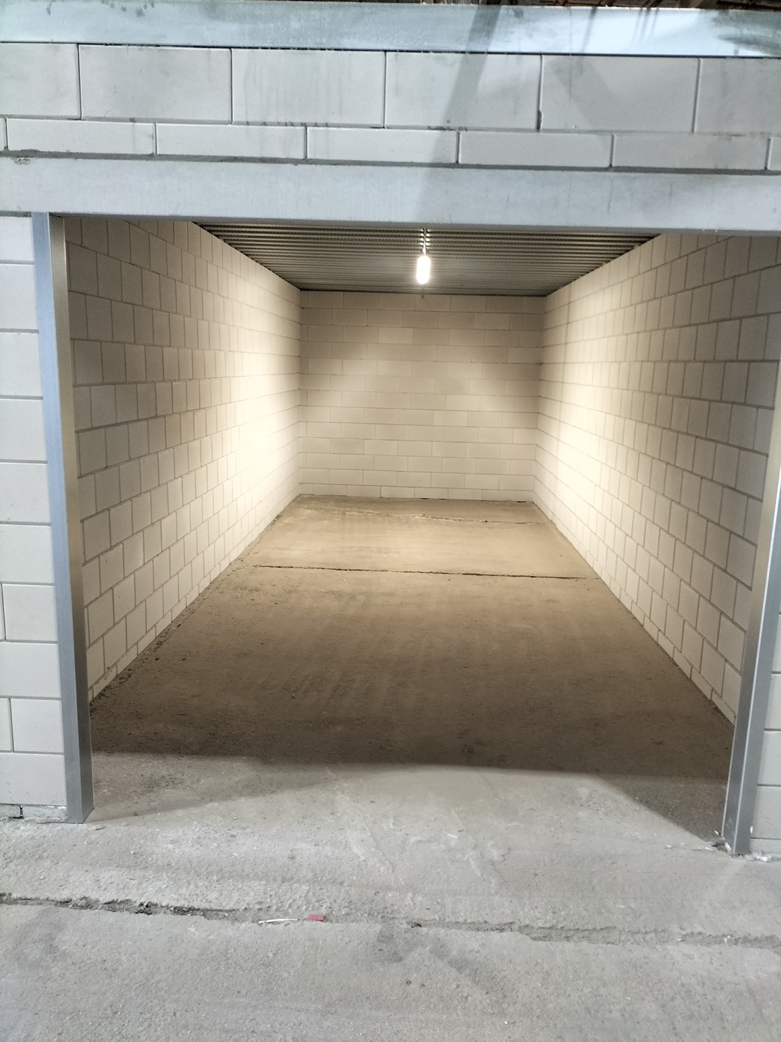 Open opslagbox van binnen met verlichting