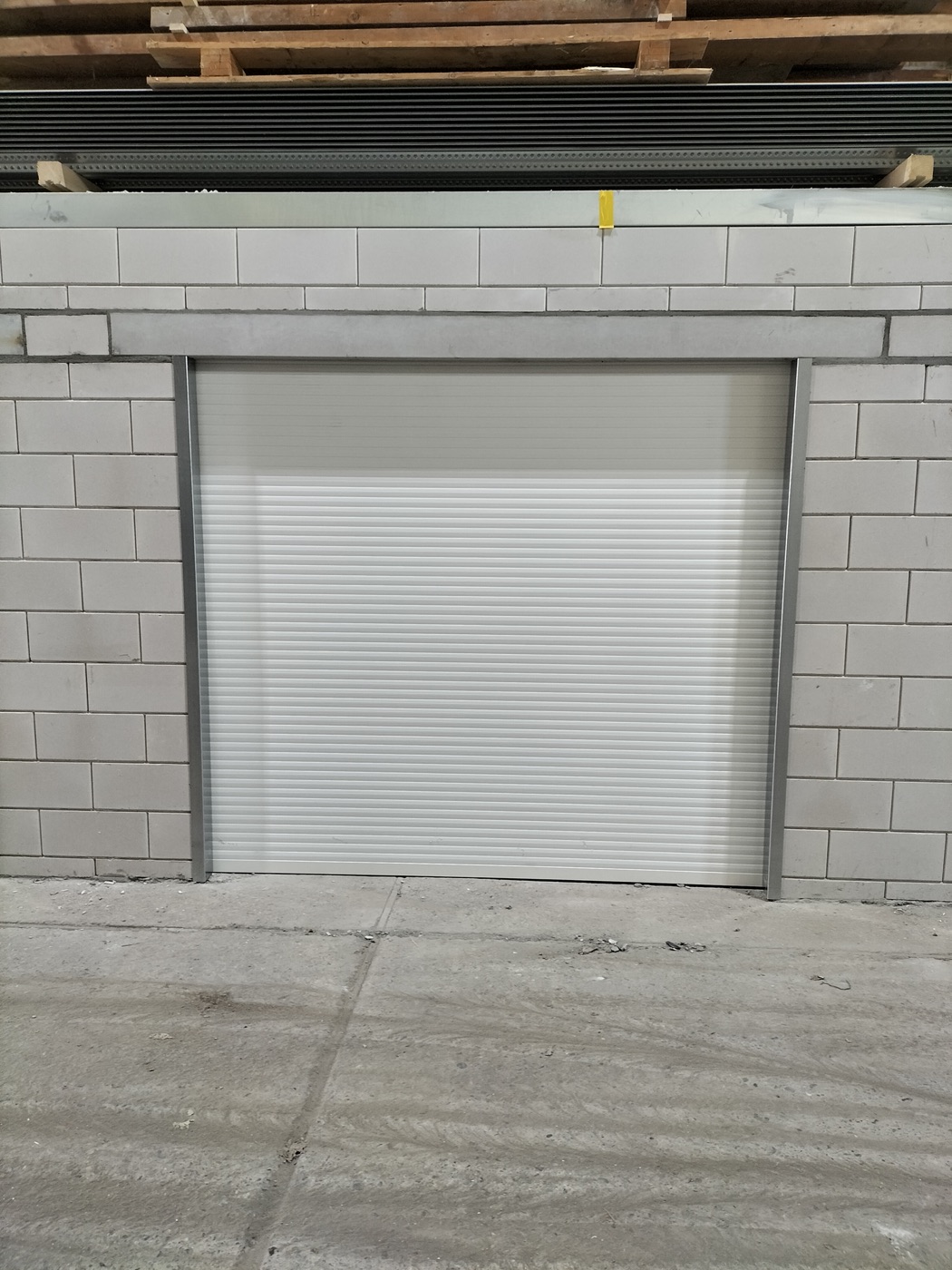 Gesloten roldeur van een opslagbox in de kalkzandsteenwand